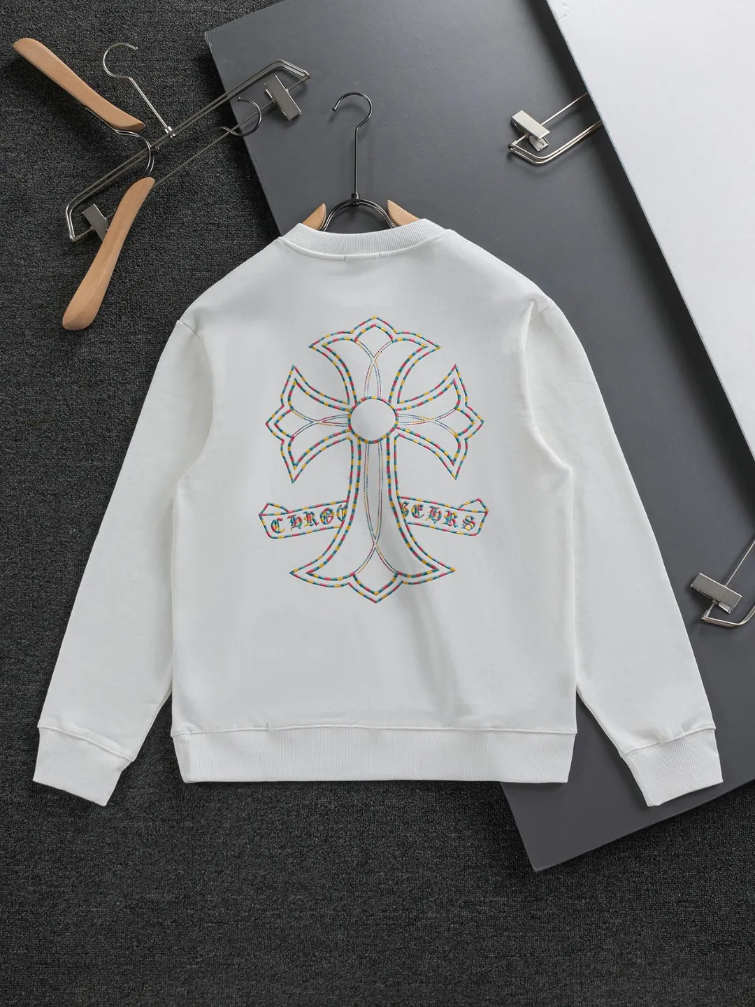 P240 Chrome Hearts CH Cross 25SS Autumn and Winter Sweatshirt Early Autumn Classic Colorful Horseshoe Patch Embroidery on the Chest Colorful Cross ✝️🪡Embroidered Logo on the Back Round Neck Pullover Sweatshirt, a popular style, a style that both men and women like, same style for men and women, 100% chance of turning heads when you wear it when you go out! It’s all about being handsome. The designer’s classic sense is precisely grasped. The whole piece of clothing is heavy. Industrial washing process. Ready-made garments are dyed + sprayed for a horse effect. The double-wash process is very recognizable. It uses heavy washing to make it distressed. The edges of the patch are slightly rolled and naturally distressed. It has a three-dimensional sense of layering and a little damage. It is very visually lethal. It adheres to Kroxin's consistent rough style. The chest and back are large, and the horseshoe flower printed patch pattern is embroidered and decorated. It is also decorated with silver metal engraved distressed buttons. The classic elements full of brand recognition instantly enhance the overall sense of grade and specification. Its texture is quite high-end! The overall feeling is high-end, simple and elegant, with silver hardware accessories, a full set of customized accessories, and the pattern of the entire dress is all decorated with patchwork three-dimensional embroidery technology, which is the finishing touch of the entire dress. The design on the back is even more eye-catching! ! This full back is so cool, it’s full of design, and the overall upper body style highlights fashion and individuality. Wearing it together as a couple is even more popular on the street. I recommend the early autumn sweatshirt! ! The fabric is a unique 440g 100% cotton, which is skin-friendly, breathable, warm to the touch, firm in texture, and smooth in lines. It can be called a back killer, which has very strict requirements on craftsmanship and cost. The smooth neckline, flat cuffs and hems are large and tightly stitched, tight and orderly, and the details are perfect. The consistent OS version can be worn alone or layered. It is very casual, but very iconic! It is simply the flagship of high-end trendy brands and must be included in your wardrobe. It has the American fashion spirit of freedom and individuality, and is highly recognizable and stylized! Color: Black White Size: S-XL Size chart: S: Shoulder width 51-Bust 56-Length 69 M: Shoulder width 52.5-Bust 58-Length 71 L: Shoulder width 54-Bust 60-Length 73 XL: Shoulder width 55.5-Bust 62-Length 75